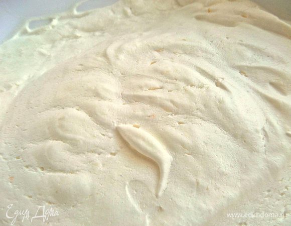 Вторую половину охлажденных сливок взбить с мелким сахаром.