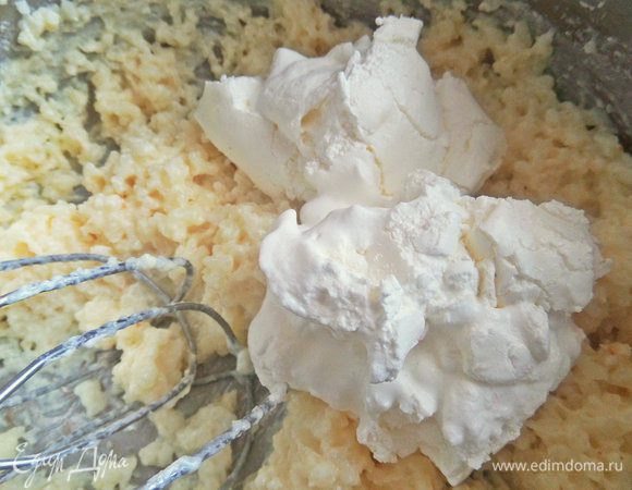 Взбитые сливки партиями отправлять к рису.