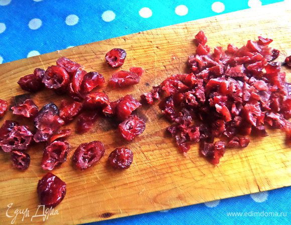 Для украшения я взяла клюкву, немного порубив ее мельче, но можно посыпать и крупными кусочками.