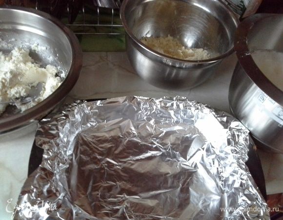 Яйца отделить.
Желтки + сахар перемешать венчиком + рас. масло перемешать + кефир+ муку + разрыхлитель, и все тщательно перемешиваем. Отдельно взбить с солью белки до пиков и ввести в массу, все перемешать аккуратно, тесто должно быть густоватое (возможно муки потребуется больше).