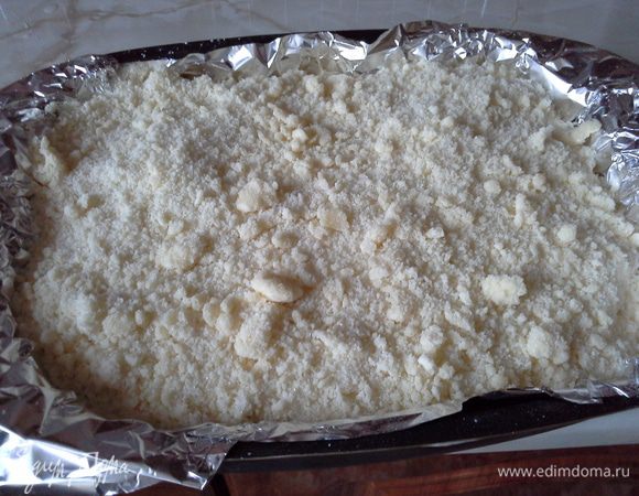 В форму вылить половину теста,
сверху творог (я выкладывала по ст. л., ровным слоем не получится, т. к. тесто жидковатое).
На творожный слой выкладываем половину штрейзера, 
опять вылить ровным слоем тесто  
и посыпать  штрейзером.
Отправляем в духовку при 180°С минут на 45.