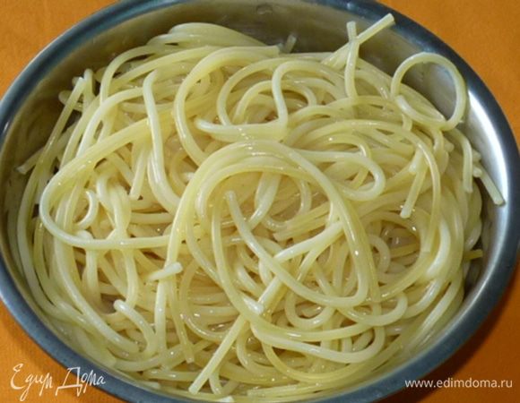 Тем временем спагетти отварить в подсоленной воде (аль-денте), смазать оливковым маслом, остудить.