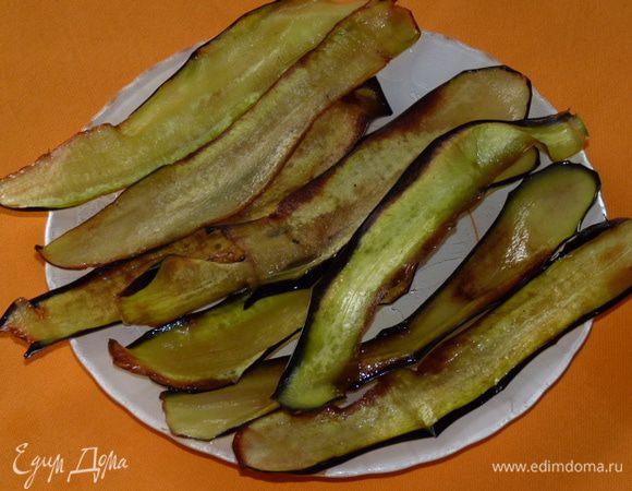 Слить с баклажанов жидкость и быстро обжарить на растительном масле с двух сторон.
