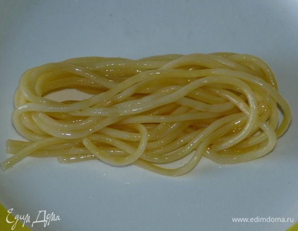 Спагетти разделить на восемь частей и сложить каждую часть втрое «моточком».