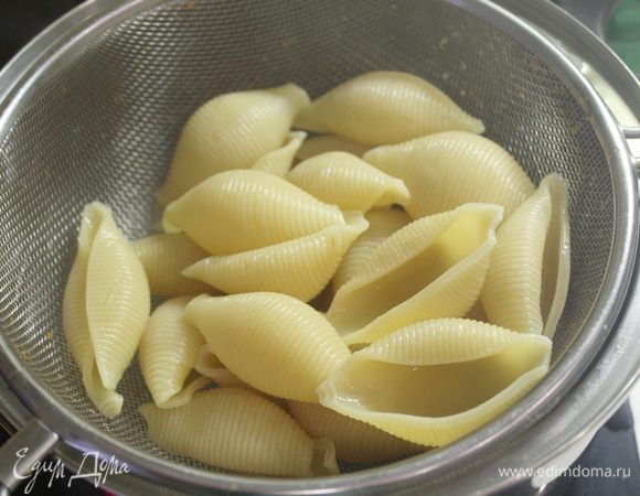 Отварите ракушки до полуготовности и откиньте их на сито.