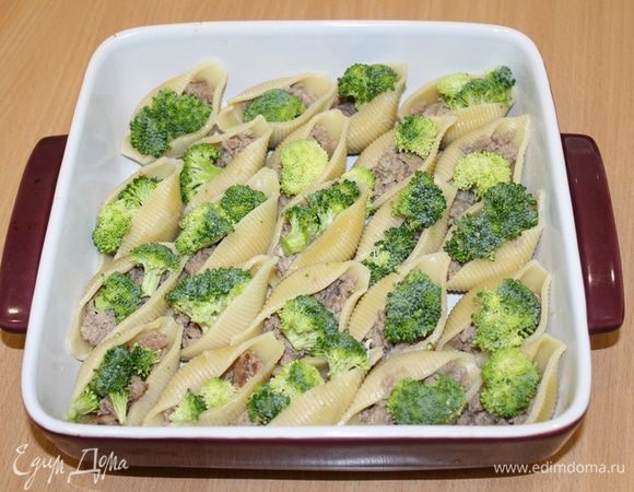 Заполните ракушки фаршем (предварительно слегка обжаренным) и свежей брокколи, разобранной на мелкие соцветия.
