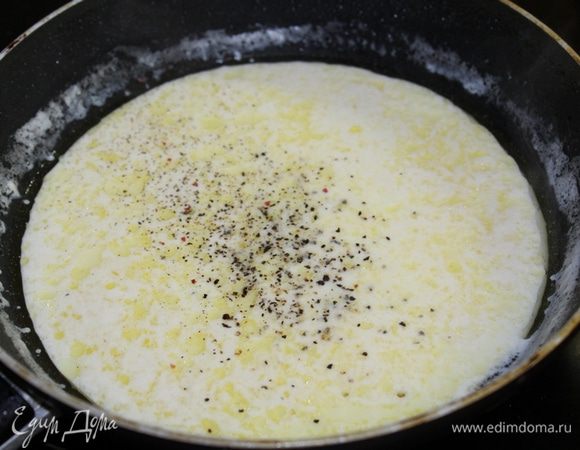 В небольшом сотейнике растопить на небольшом огне сливочное масло.
Затем влить к маслу сливки, постоянно помешивая венчиком. При желании добавить соль и черный молотый перец, перемешать. Когда сливочная смесь закипит, огонь выключить и добавить почти весь тертый сыр (какую-то часть оставить для присыпки перед запеканием).
Перемешивать всю эту массу до полного растворения сыра.