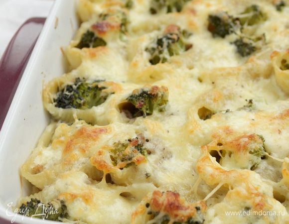 Поставить форму в духовку, уже нагретую до 180°С. Запекать примерно 15 минут до золотистого цвета.