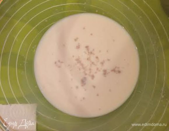 Дрожжи и сахар развести в теплом молоке, дать постоять 10 минут.