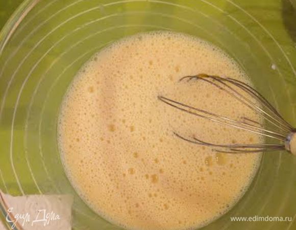 Добавить яйцо, желток, слегка взбить. Затем добавить растопленное сливочное масло, ванильный сахар и еще раз слегка взбить.