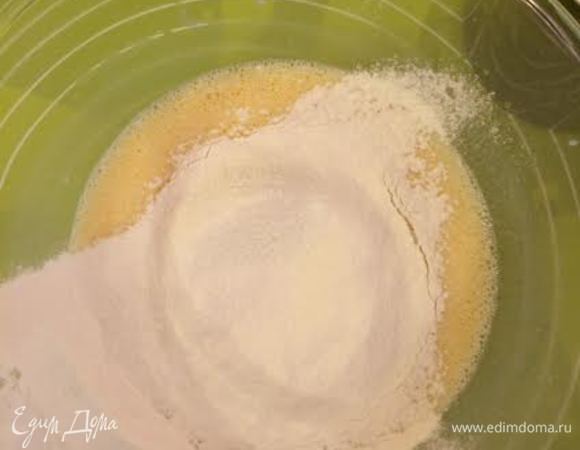 Муку просеять с солью. Начать постепенно добавлять муку.