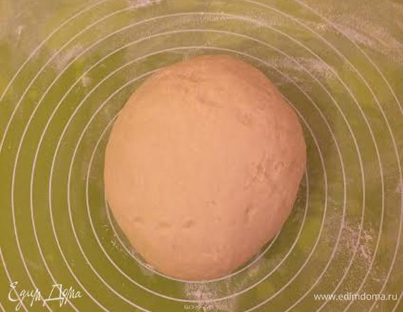 Замесить гладкое тесто (месить 5 — 10 минут). Тесто переложить в миску, накрыть полотенцем и поставить в теплое место на 1 — 1,5 часа.