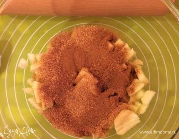 Начинка: яблоки мелко нарезать, смешать с сахаром и корицей.