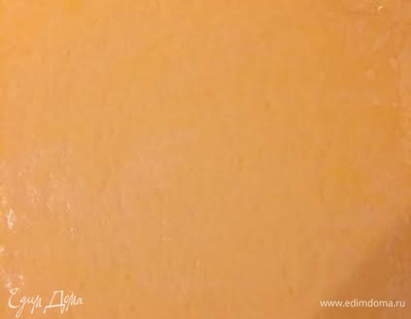 Раскатать тесто в пласт. Я выпекаю в форме 30/11, поэтому тесто раскатала таких размеров — 30/40. Тесто смазать растопленным маслом.