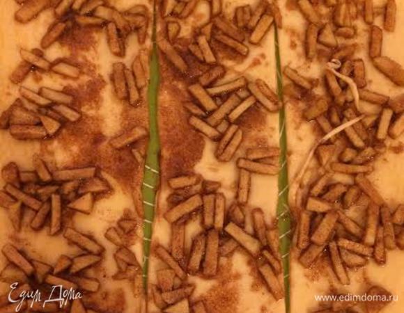 Сверху выложить начинку. Разрезать на 3 полоски.