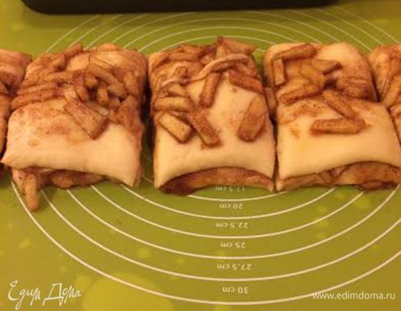 Аккуратно сложить полоски друг на друга и разрезать на 5 частей.