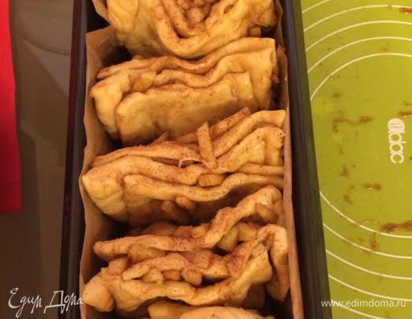 Форму смазать маслом, выложить квадраты в форму, накрыть полотенцем и дать подойти 30 — 40 минут.