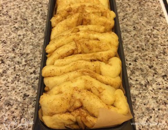 Духовку нагреть до 200°С. Смешать желток с молоком и смазать тесто, сверху еще посыпать сахаром.