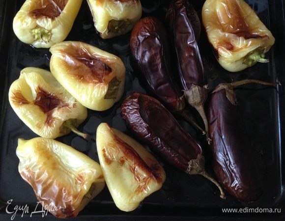 Баклажаны и перцы помыть, выложить на противень и запечь до мягкости. Температура 180°С   20 +/- 5 минут. Кожица на перцах должна обгореть.
