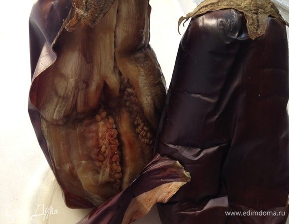 Баклажаны очистить  от кожицы. Перцы поместить в пакет, это поможет без труда снять обгоревшую кожицу через 10-15 минут. Можно очистить от семян, можно оставить с хвостиками. 