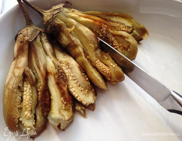 Очищенные баклажаны нарезать веером.
