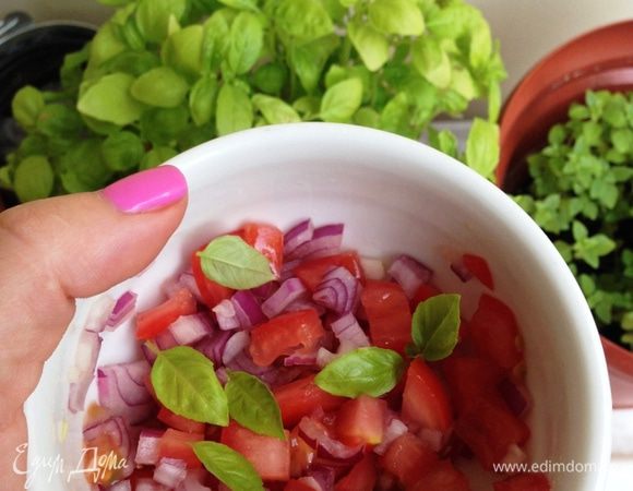Для сальсы красный лук и помидоры нарезать мелким кубиком, добавить листочки базилика, приправить солью и перцем.  Перемешать, заправить оливковым маслом

Выложить на тарелку запеченные овощи, немного посолить. Сверху выложить сальсу. 
Съесть с удовольствием :)