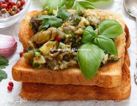 Хлеб подсушить в духовке или обжарить на сухой сковороде до румяной корочки. Выложить на тосты баклажаны, украсить базиликом. 

На одну порцию — 2 кусочка хлеба  и один средний баклажан.