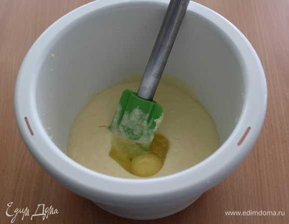 
Размягченное сливочное масло взбить с сахаром, солью и ванильным сахаром в пышную светлую массу.
По одному вести яйца в масляную смесь, каждый раз хорошо взбивая.