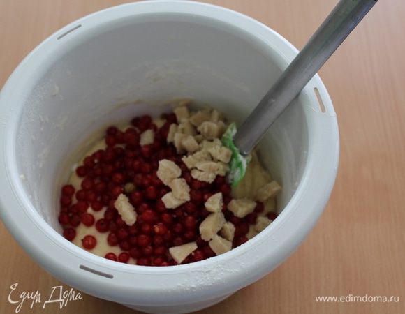 
Марципановую массу нарезать мелкими кубиками.
Добавить в тесто ягоду и марципан, перемешать.