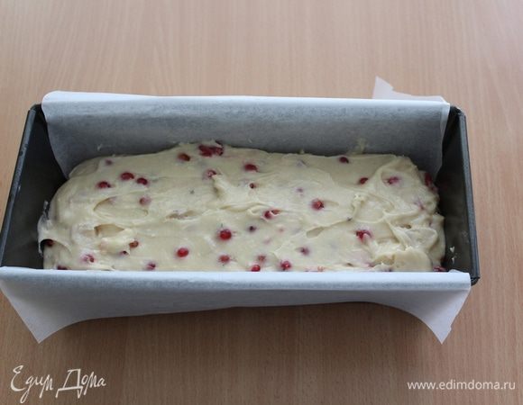 Переложить тесто в застеленную бумагой для выпечки форму.
Выпекать кекс в предварительно разогретой до 180°С духовке  45 — 40 минут до готовности. 