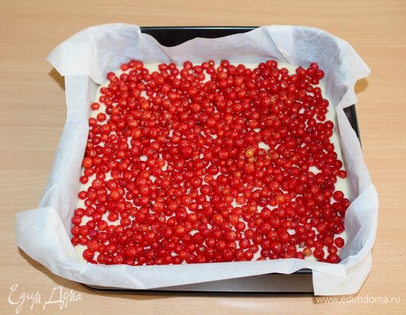 Тесто выложить в форму, сверху выложить ягоду.