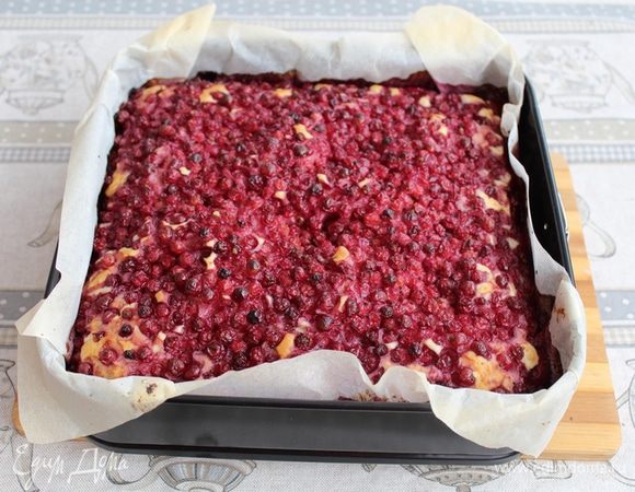 Выпекать около часа в разогретой духовке при 180°С.