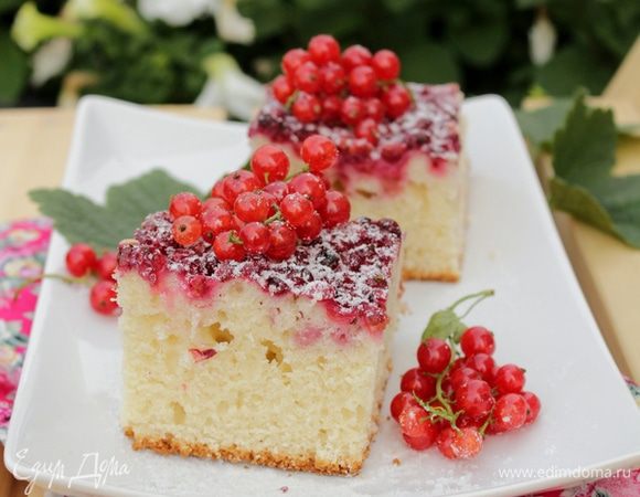 Пирог посыпать сахарной пудрой, нарезать на кусочки.