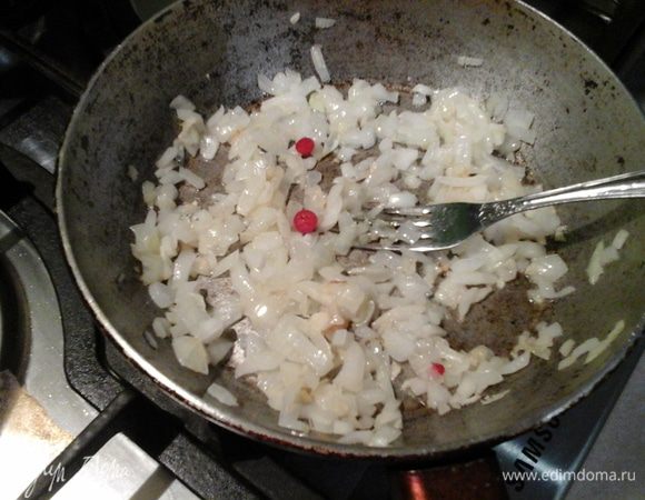 Говяжий фарш я готовила сама, но можно взять и хороший покупной, сейчас такой можно найти. Лук и чеснок мелко нашинковать и обжарить до золотистого состояния на масле. Также можно добавить немного жгучего красного перца, но после обжарки его лучше вынуть. 