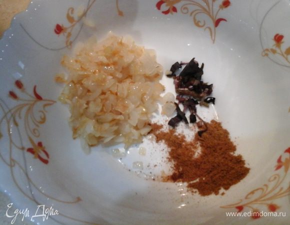 В миску добавить мускатный орех, любимую зелень (у меня в данном случае веточка базилика), обжаренный лук, фарш, яйца.