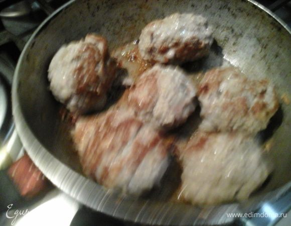 Тефтельки хорошо обжарить на растительном масле. Много тефтелей сразу лучше не обжаривать, иначе они будут тушиться, а не образовывать аппетитную корочку.