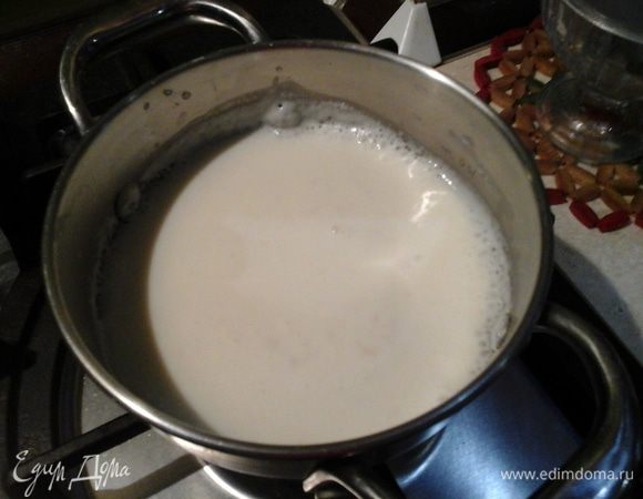 Поставить сливки на огонь и довести до кипения, посолить по вкусу. Одновременно с этим муку развести в небольшом количестве воды, молока или сливок. Ввести тонкой струйкой, постоянно помешивая, в закипающие сливки. Дать закипеть и выключить.