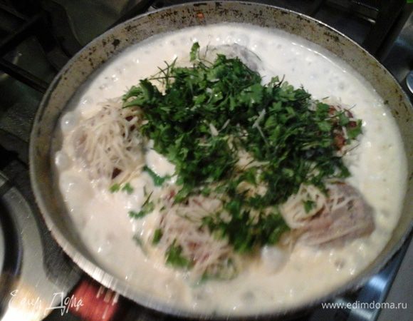 Сыр натереть на терке, зелень нарезать. Залить тефтели в сковороде сливочным соусом, дать закипеть, посыпать сыром и зеленью и выключить. Дать немного постоять, чтобы сыр подплавился, а зелень отдала свой аромат, и можно подавать.