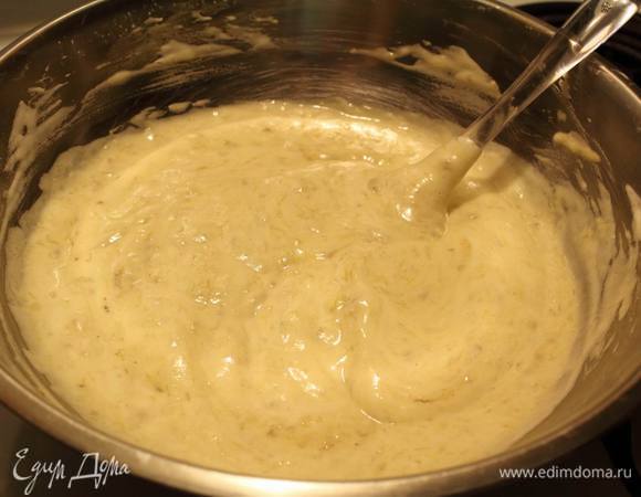 Аккуратно лопаткой заворачивающими движениями вмешиваем белки.