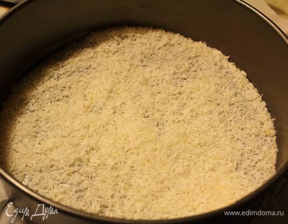 Дно формы для выпечки (у меня 26 см) застелить бумагой для выпечки, смазать ее сливочным маслом, посыпаем кокосовой стружкой, заливаем тесто и отправляем в разогретую на 190°С духовку.
На 30 — 40 минут. До готовности, иначе опадет. Проверить можно, слегка нажав сверху на корочку — если даже немножечко «шипит», значит еще не готов.