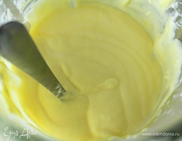 Готовим мусс.
Замочить желатин в холодной воде.
Сливки взбить до устойчивого муссового состояния. Вмешать сок лимона и сгущенку. 
Я добавила желтого красителя для контраста.