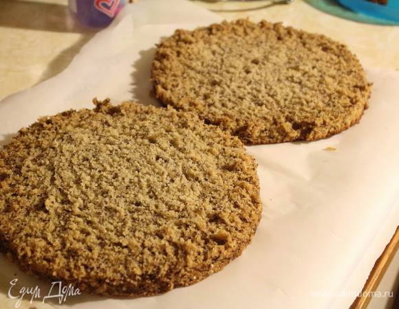 Бисквит разделяем на две части.
Каждую из них обрезаем по краю, чтоб они были примерно на 0,5 — 1 см меньше в диаметре формы, в которой будут собираться.