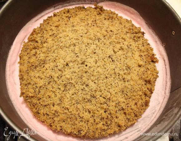 Укладываем бисквит в форму, пропитываем сиропом (я беру 1 ч.л. лимонног сока, 1 ч.л. сахара и 30 грамм кипятка), заливаем муссом, чтоб хорошо покрыло, сверху устанавливаем замороженое сорбе.
Я сорбе выложила по диаметру в большой форме, а брикетик сорбе уложила в маленькую форму.
Таким образом нижний ярус получается более муссовым, а верхний — более ягодно-сорбетовым.