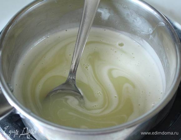 И в этот же период приготовить зеркальную глазурь.
Замочить желатин в холодной воде.
Сливки, сахар, воду смешать в кастрюле, поставить на огонь и дать закипеть, постоянно помешивая.