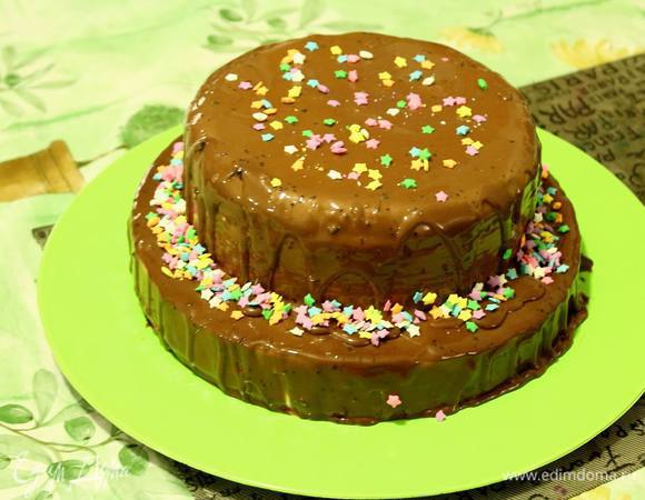 Переставляем торт на форму и украшаем по желанию.
Затем отправляем в холодильник, чтобы оттаял в комфортной температуре и равномерно при комнатной температуре, особенно летом в жару, может потечь снаружи и остаться со льдом внутри.