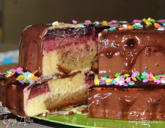 Везем к имениннице, поздравляем, желаем всех благ. Разрезаем торт и наслаждаемся! 
Разрез многоговорящий, авантюра очень и очень удалась.
Приятно и сладкого аппетита!