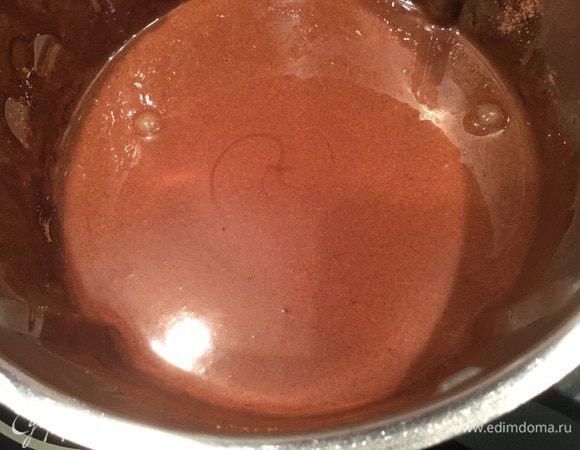 Тонкой струйкой добавьте в тесто кипяток и смешивайте до получения однородного жидкого теста.