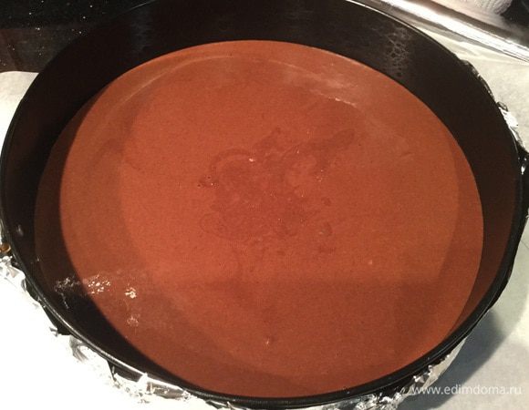 Возьмите две формы для выпечки диаметром 26 см. Дно формы застелите пергаментом. Разделите тесто на 2 части и разлейте по формам. Выпекайте в духовке 1 час 35 минут.