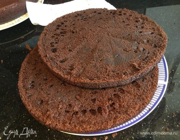 Дайте бисквитам полностью остыть, затем при необходимости срежьте неровные верхушки и каждый бисквит разделите на 2 равных коржа.