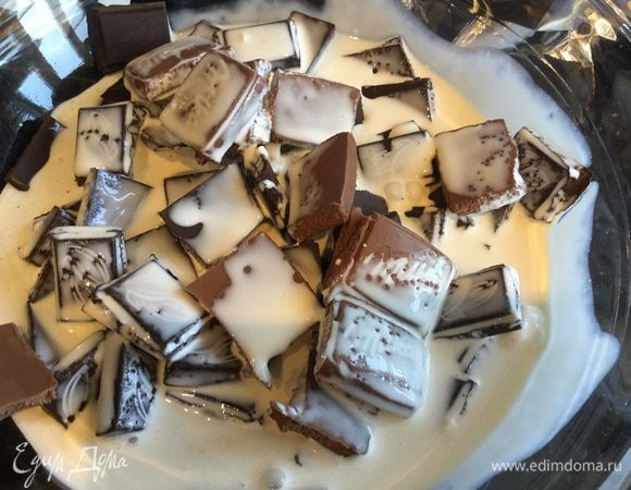 Для крема растопите шоколад со сливками на водяной бане.